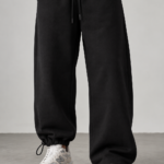 Μινιμαλιστικό streetwear με μαύρες φόρμες